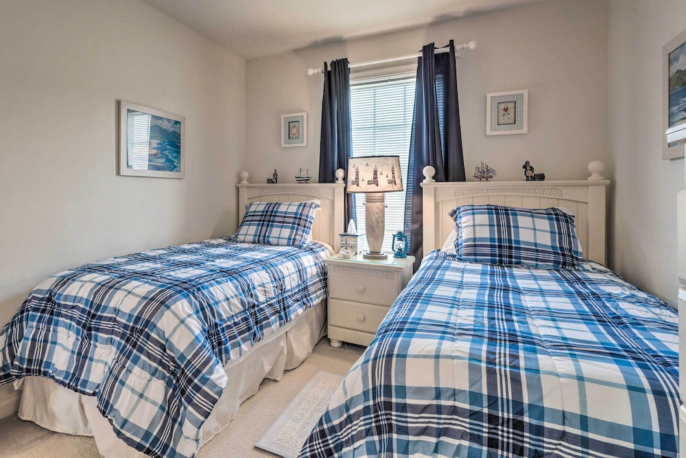 Stylish Long Neck Townhome w/ Rooftop Patio! view 3