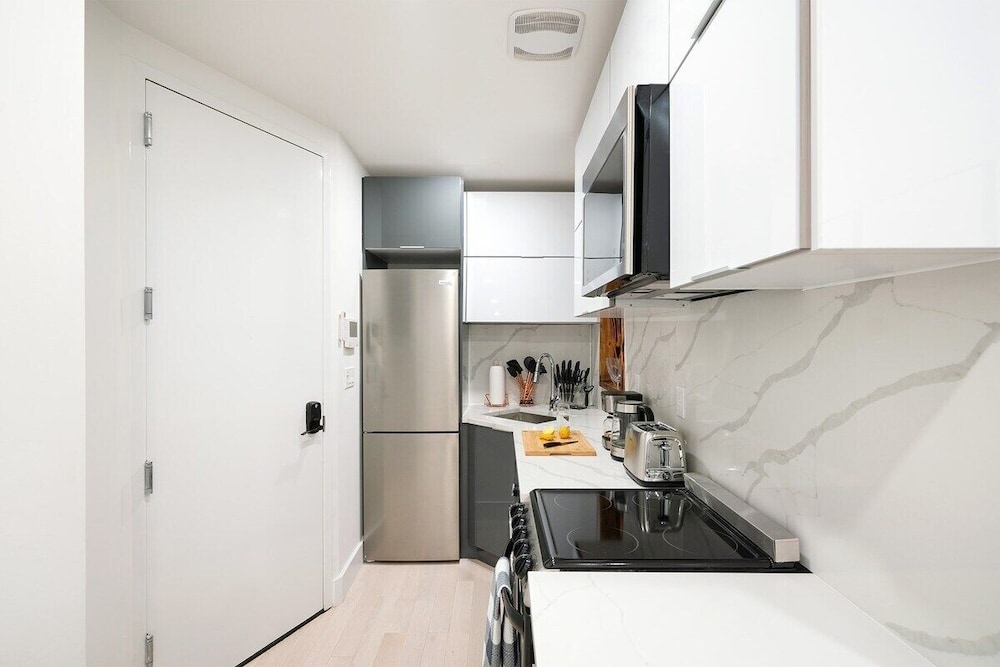 48 Midtown West Apt