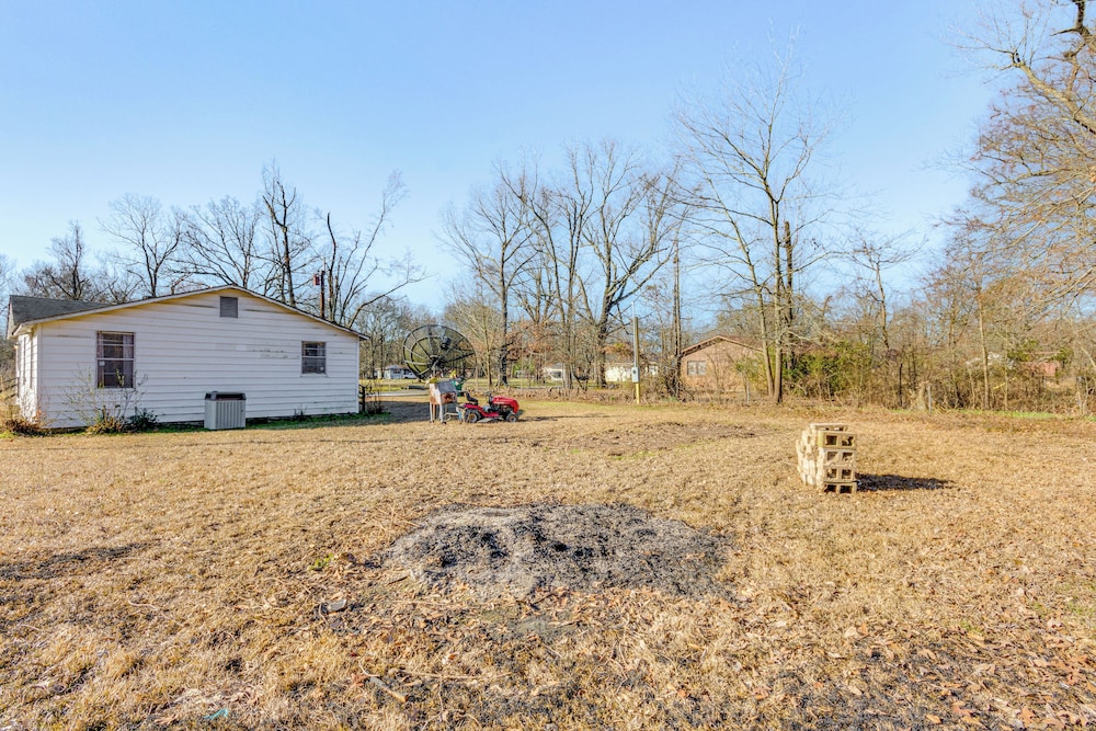 3 Mi to Lake Saracen: Pine Bluff Home w/ Grill!