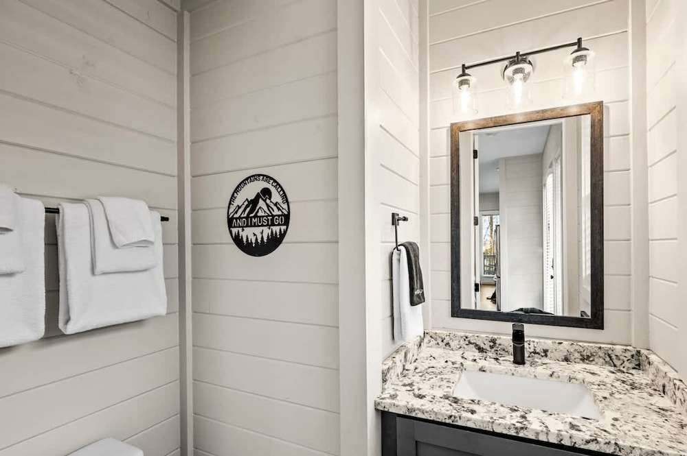NEW Lake View Indoor Pool Sleeps 14 Hot Tub