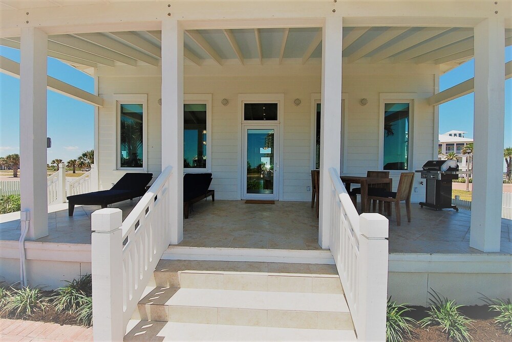 Coastal - Private Home Close To Beach & Bay 2 Bedroom Home by RedAwning