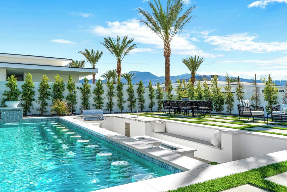 Sleeps 20 Spacious Retreat Pool & Hot Tub Retreat Bravo Villa #4 by Avantstay