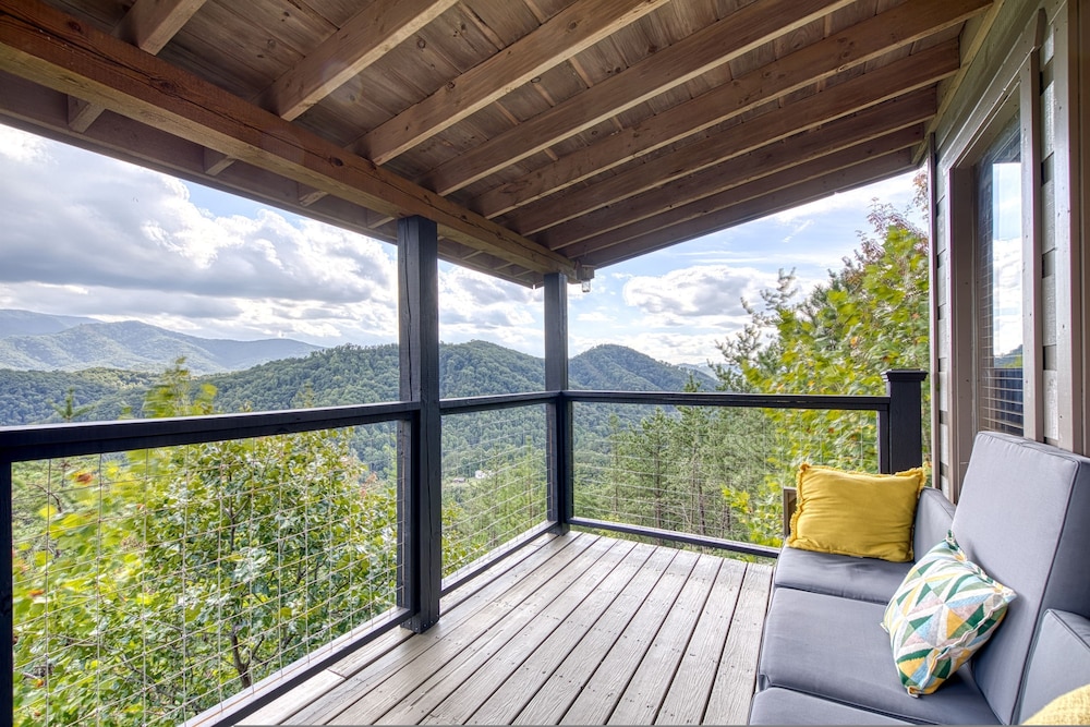 Cabin w Amazing Views Theater Firepit Hot Tub