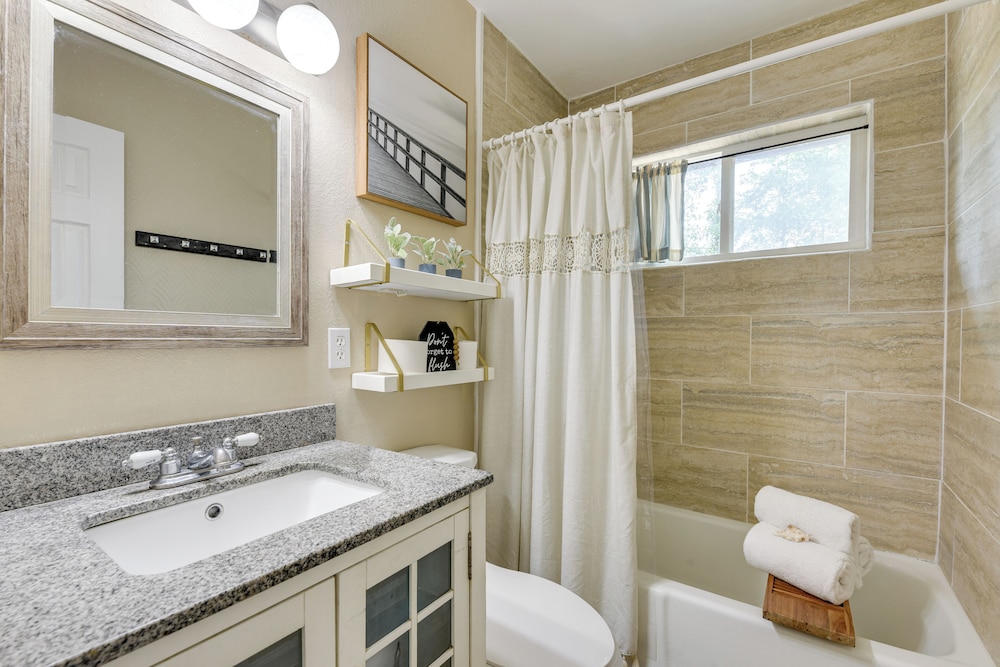 2 Mi to Beach, Near Airport: Heart of Fort Walton