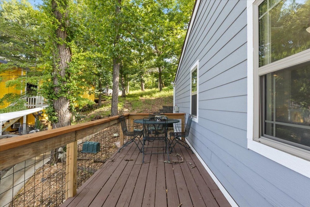 Lakefront Home in a Quiet Cove, Private Dock, Outdoor Dining & Fishing