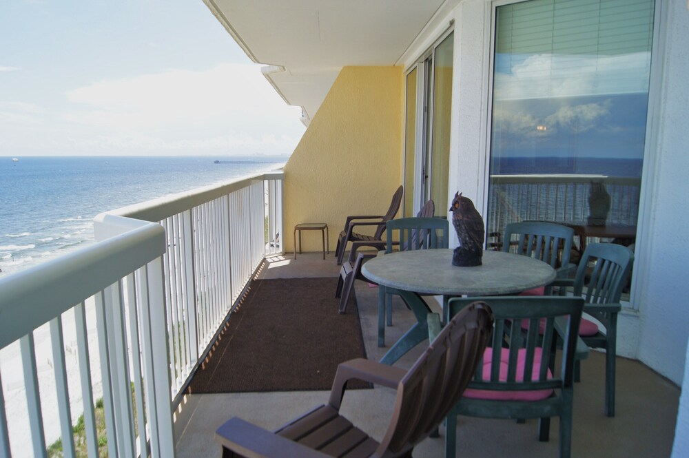 Sunrise Pointe 11f 3 Bedroom Condo by RedAwning