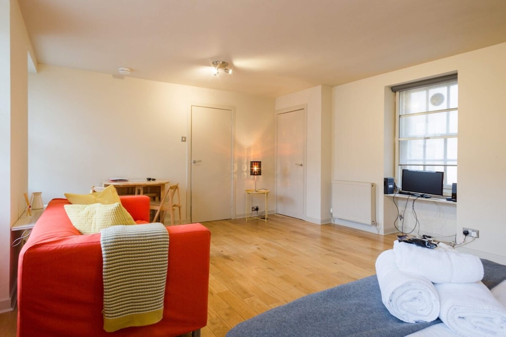 Modern Studio Apartment on Royal Mile Great for Castle view 3