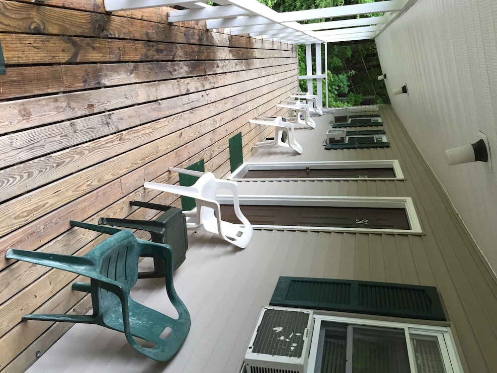 Adirondack Oasis Motel