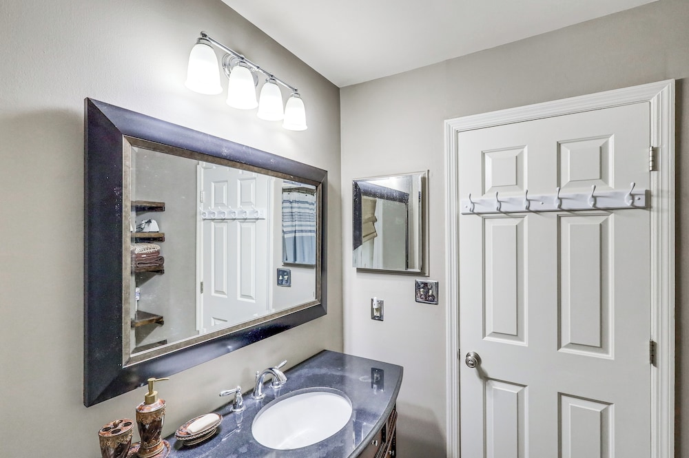 Pool & Tennis Court Access: Home in Warner Robins
