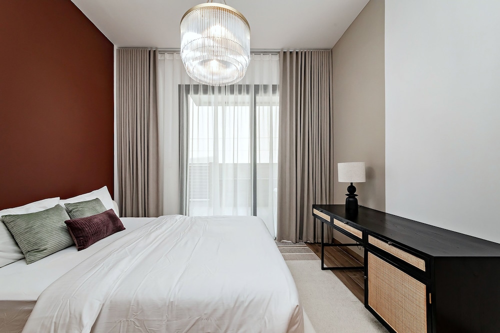 Oakley Square 1BR Apartment with maid's room