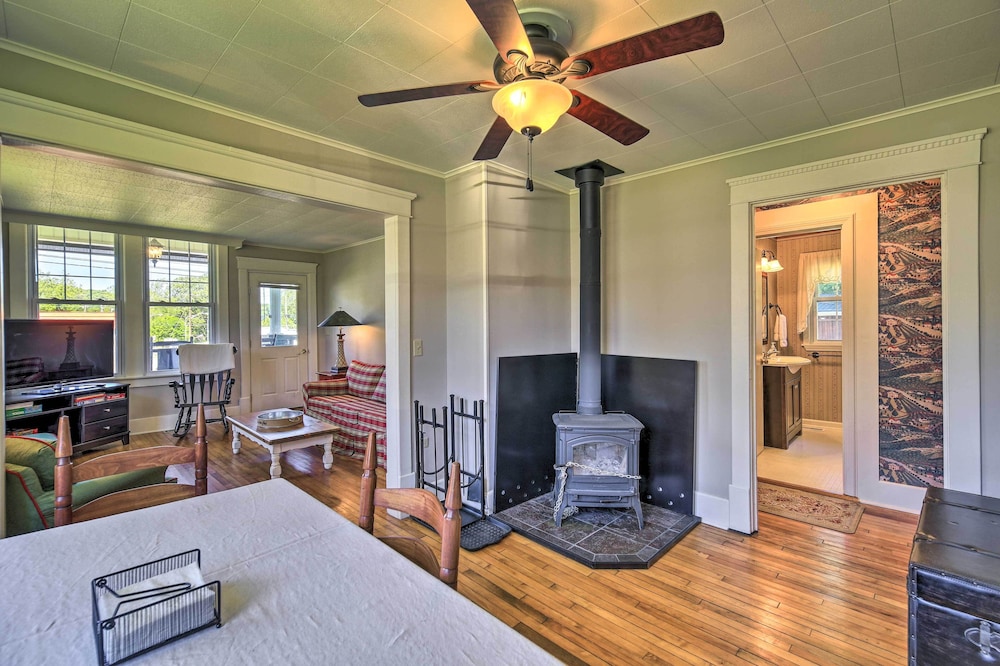 Cozy Damascus Cottage w/ Porch & Trail Access! view 2