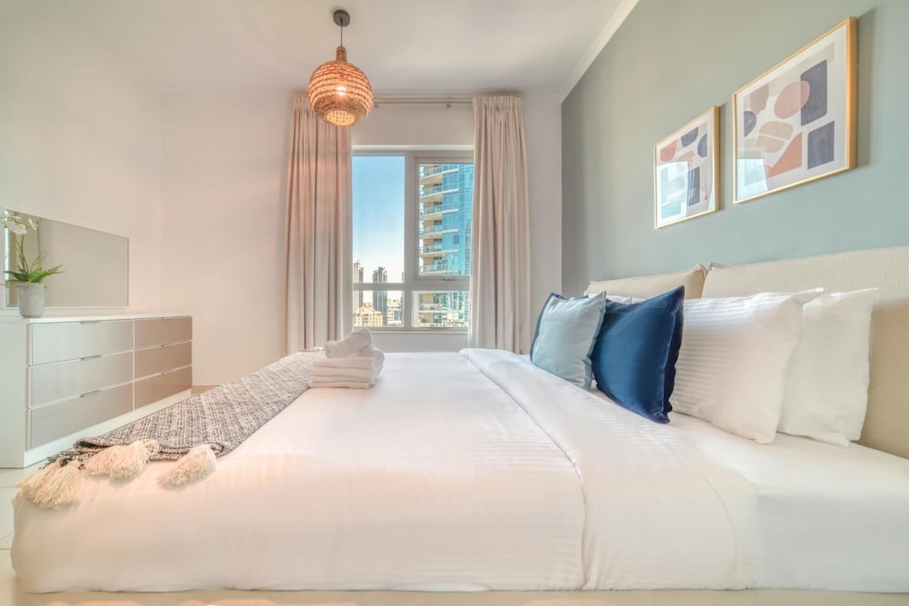 Urban Chic Downtown Apt w Dubai Fountain Views