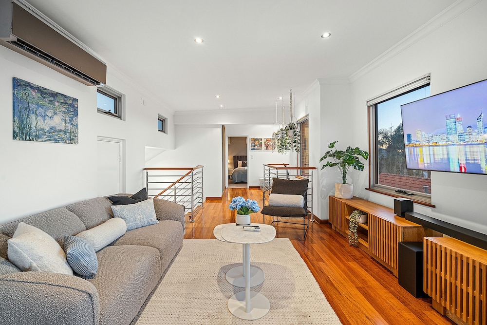 Designer Luxury 3brd - Epic Views - South Perth