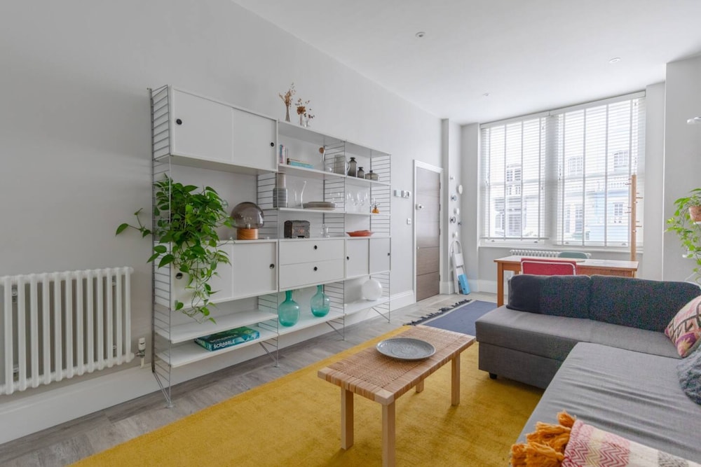 Chic & Spacious 2BD Flat -2 Mins to Baron's Court