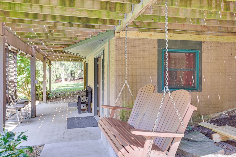 23 Mi to Mohican SP: Group-ready Lodge w/ Hot Tub