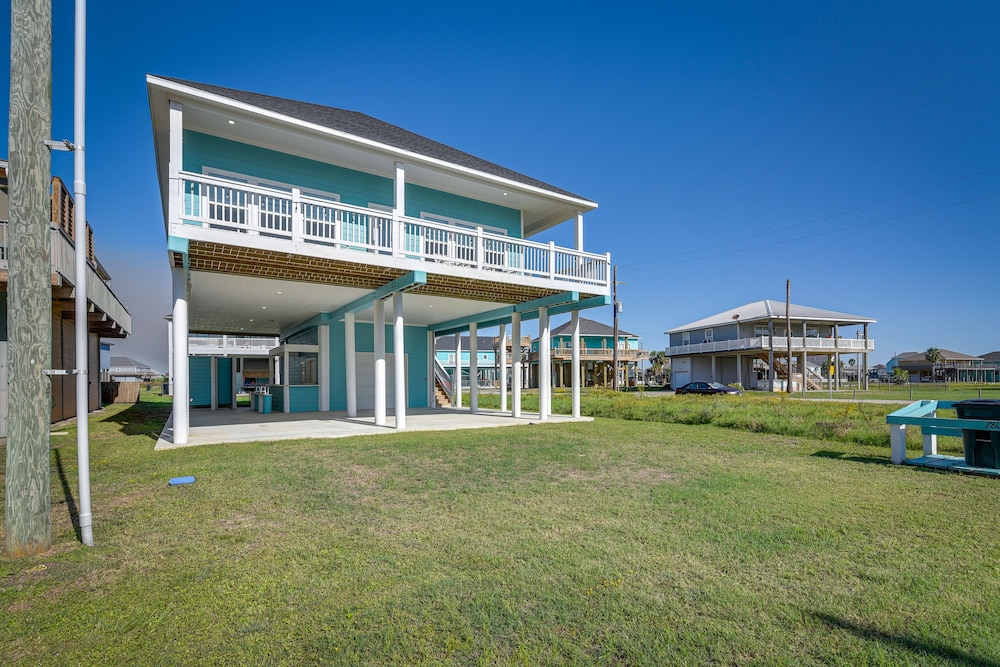 Steps to Ocean: Home w/ Deck in Crystal Beach! view 3