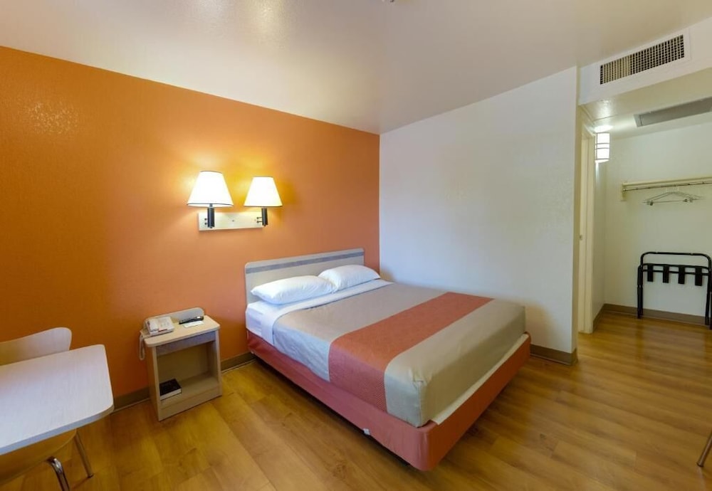 Shasta Vista Inn & Suites
