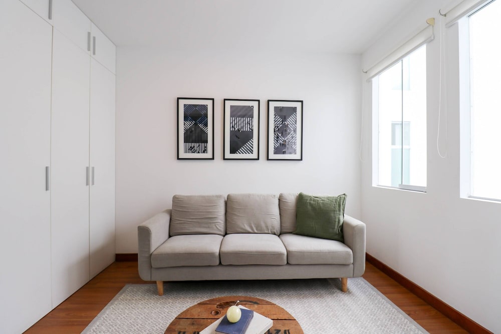 Lovely 2BR with Balcony in Miraflores
