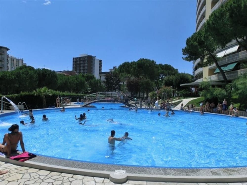 Comfortable Apartment Near the Beach With Pool