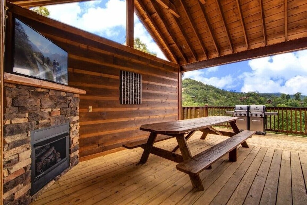 Rocky Top Lodge - 9 Bedrooms, 8 Baths, Sleeps 40 Home by Redawning