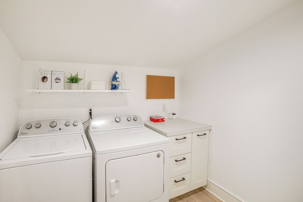 1 Mi to Dtwn Grand Rapids: Chic Condo w/ Balcony!