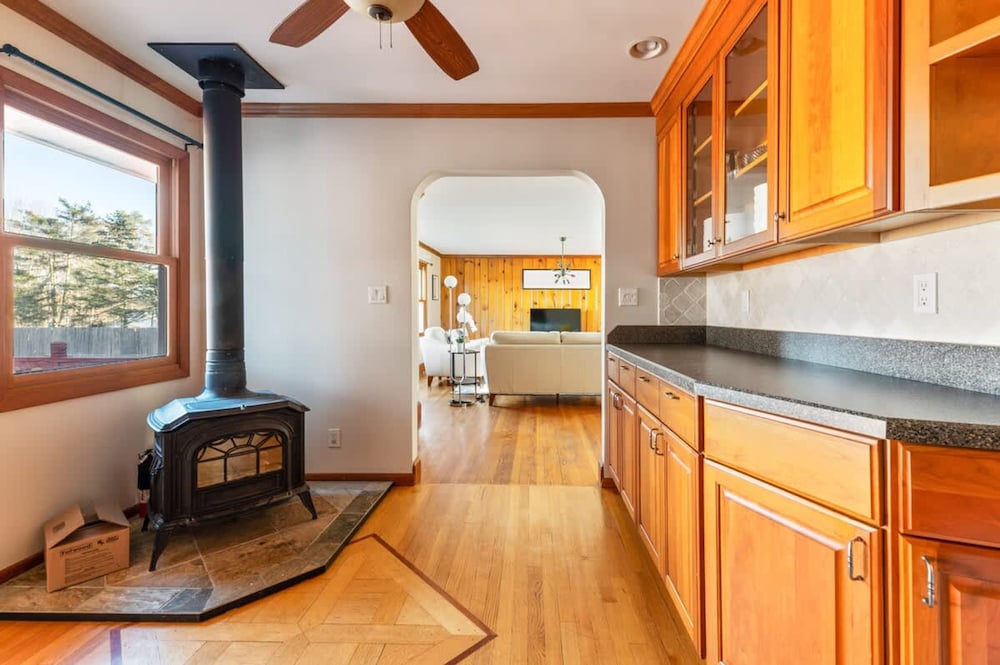 HV Spacious Retreat Sleeps 13 w Hot Tub