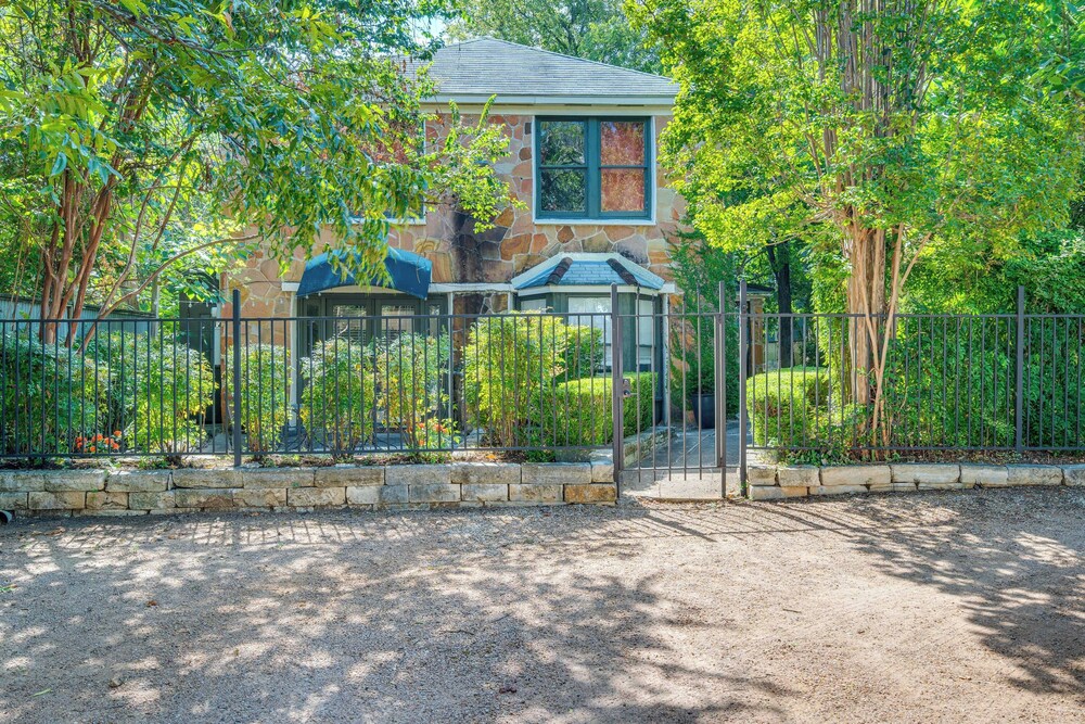 4 Mi to Dtwn: Pet-friendly Austin Studio
