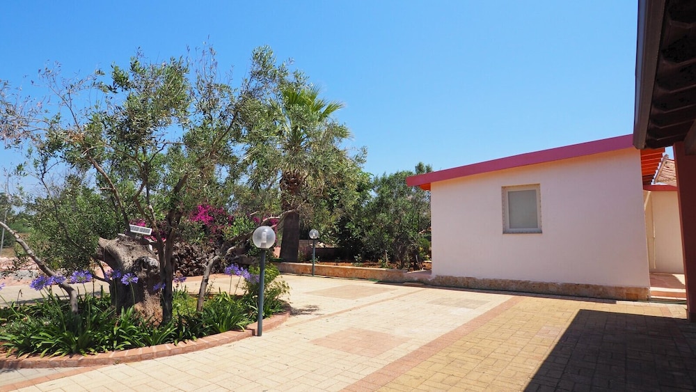 Villa Ulivo Sleeps 7 Garden Close to the sea