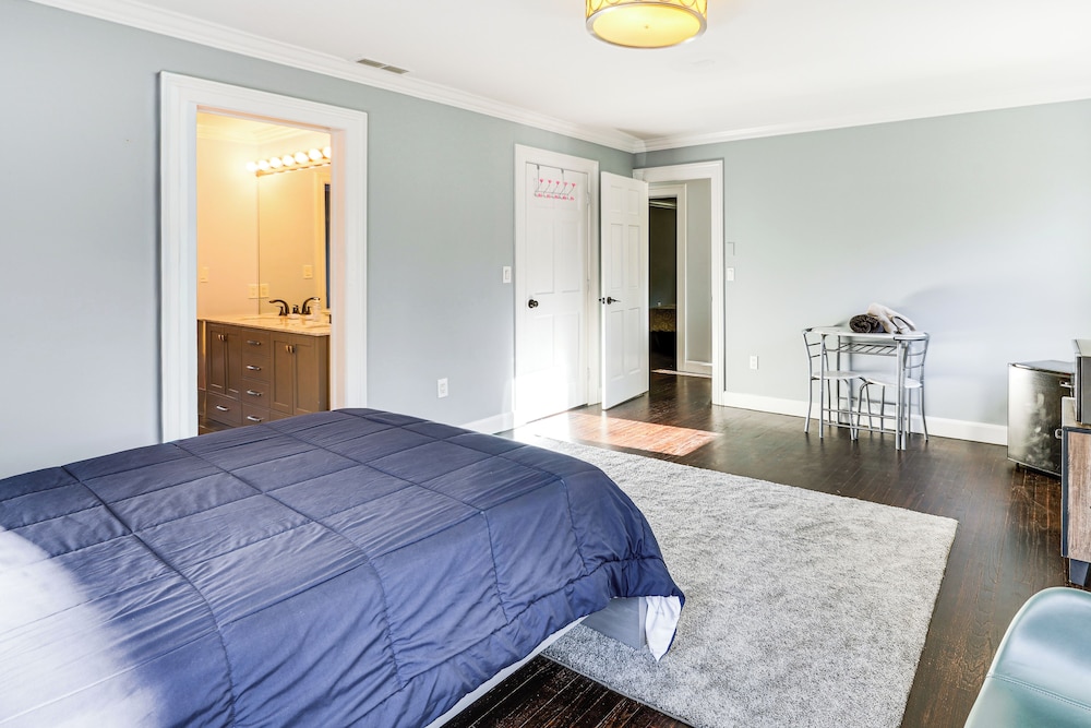 High-end Estate in Norwalk: Quiet & Spacious!