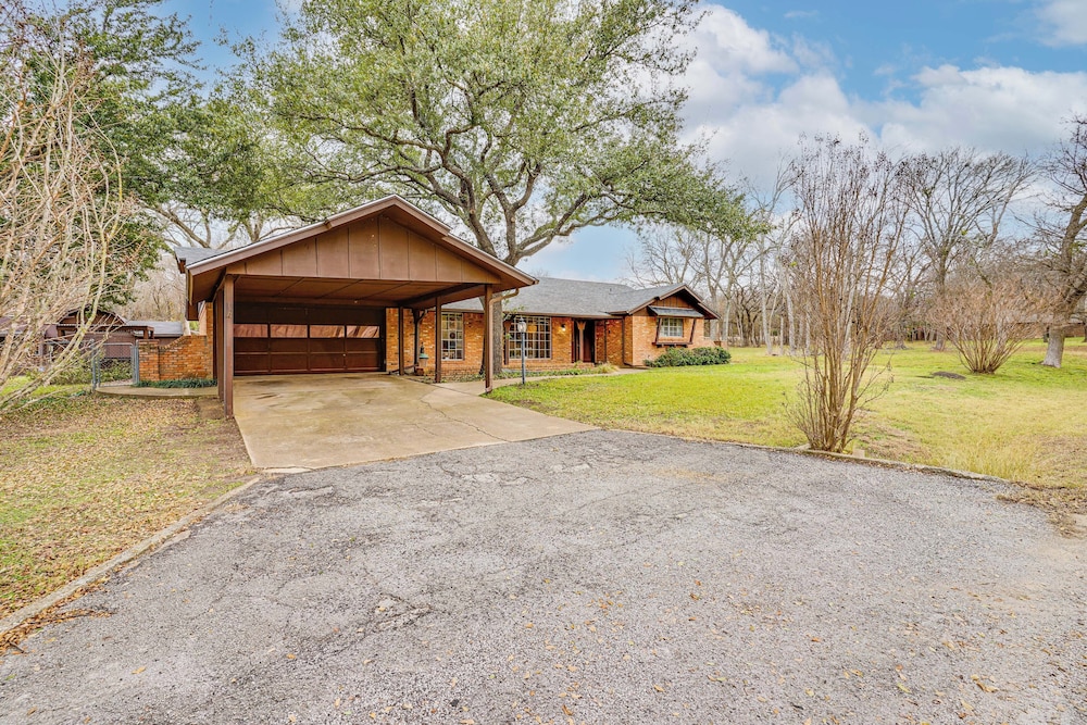Karaoke Ready! Fort Worth Area Home w/ Pool