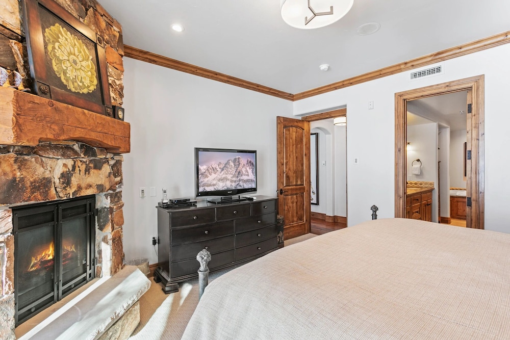 Grand Lodge - 3 Bedroom Deluxe #304 - Ski-in/out 3 Condo