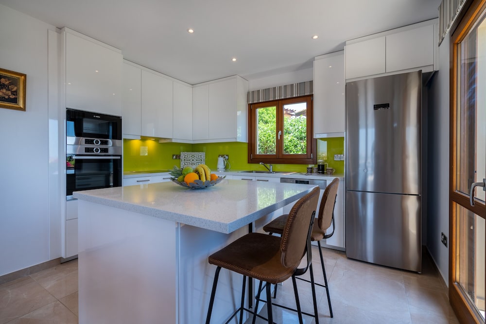Stunning 3 bedroom villa 'BZ01' with private pool, stunning views, communal pool and resort facilities, Zephyros Village on Aphrodite Hills Re view 4