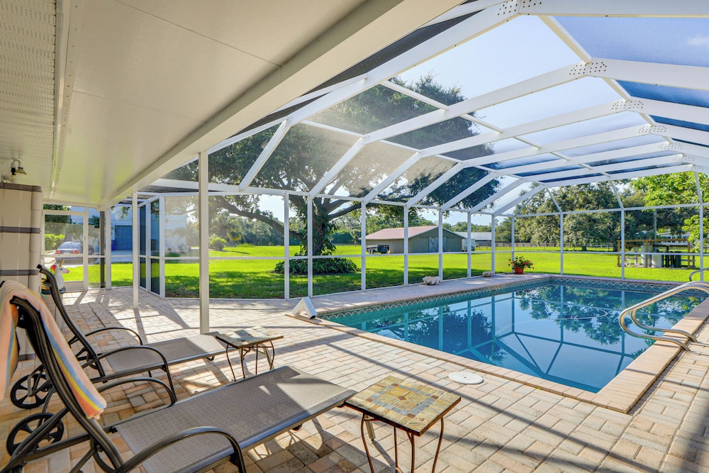 Sunny Sarasota Stay: Screened Pool + Pet Friendly