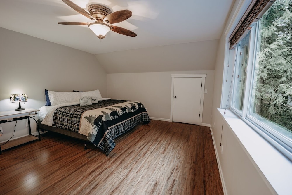 22mbr - Wi-fi - Fireplace - Pets Ok - Sleeps 8 4 Bedroom Cabin by Redawning view 5