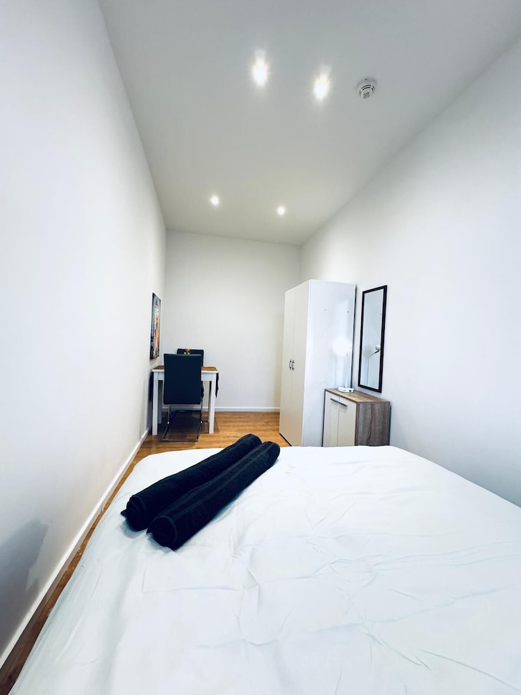 Lovely 4BR Apt Near Kaufpark Alterlaa