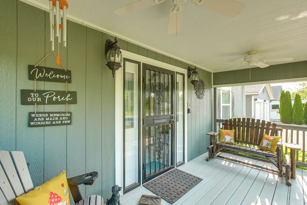 Hot Tub & Fire Pit: Rockbridge Getaway!