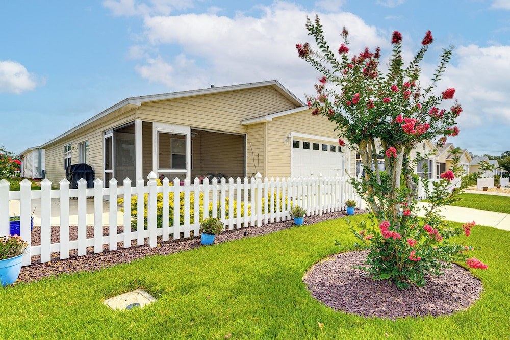 6 Mi to Lake Sumter Landing: Home w/ Perks!