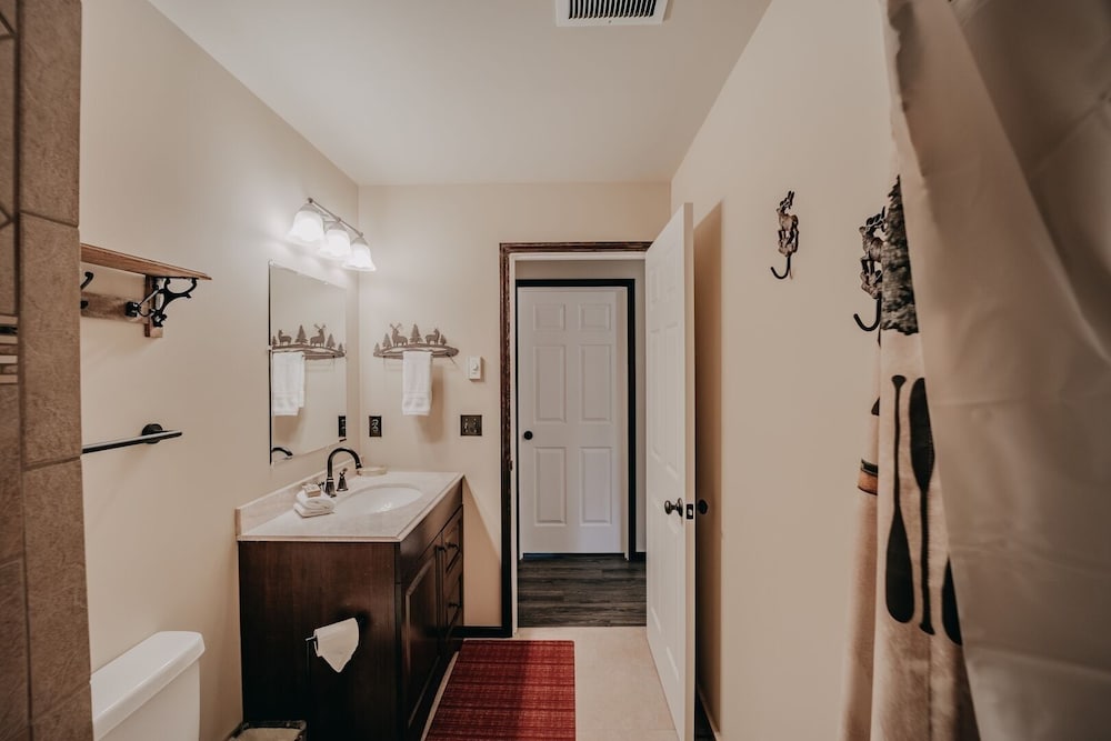 89gs - Hot Tub - Pets Ok - Wifi - Sleeps 4 1 Bedroom Home by RedAwning