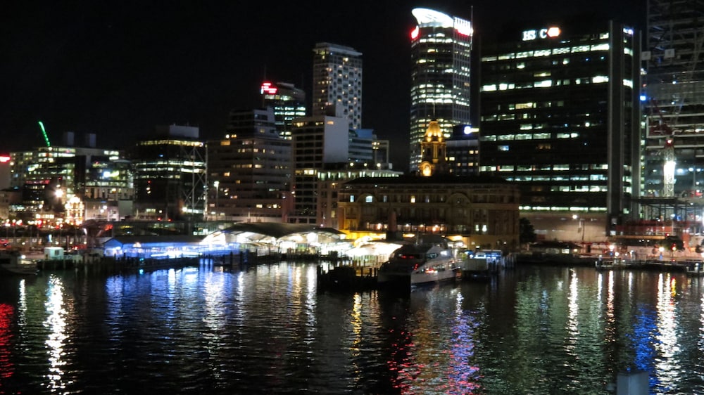 Princes Wharf Couple's Retreat - Adults Only