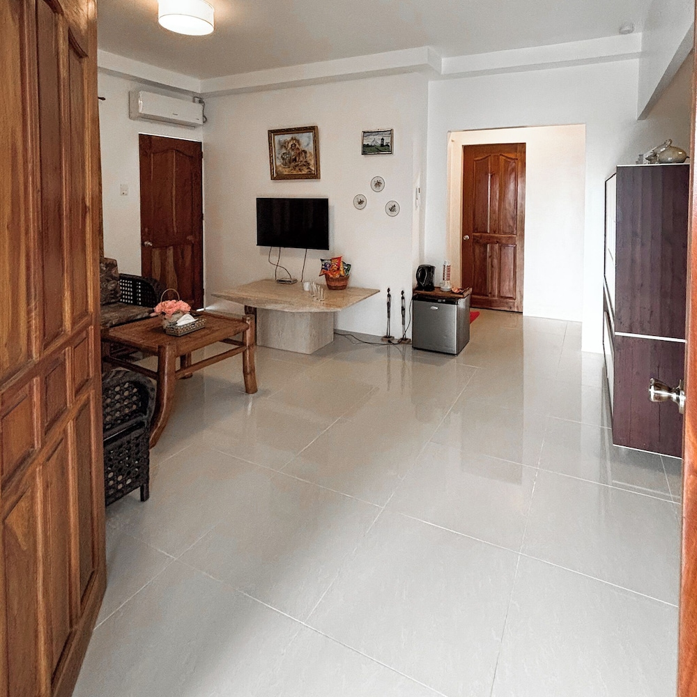 Cuestas Beach Resort & Restaurant
