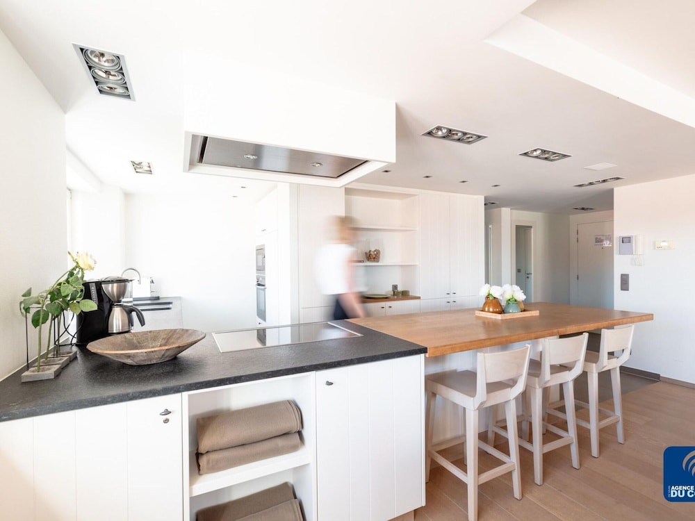 Elegant Seaside Apartment