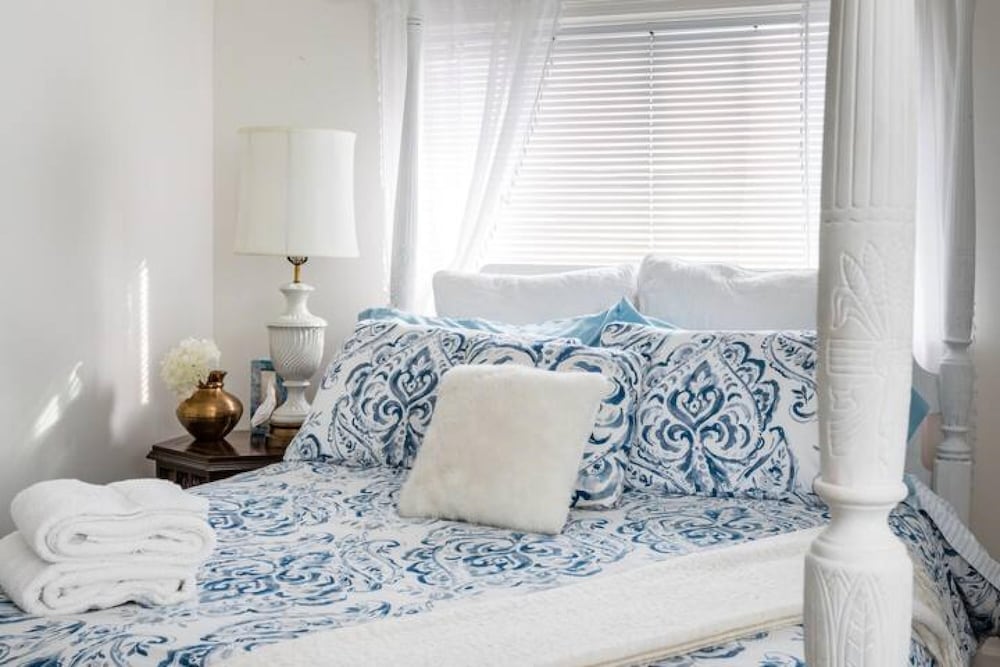 Gorgeous Bungalow With a Backyard Deck - Image 4