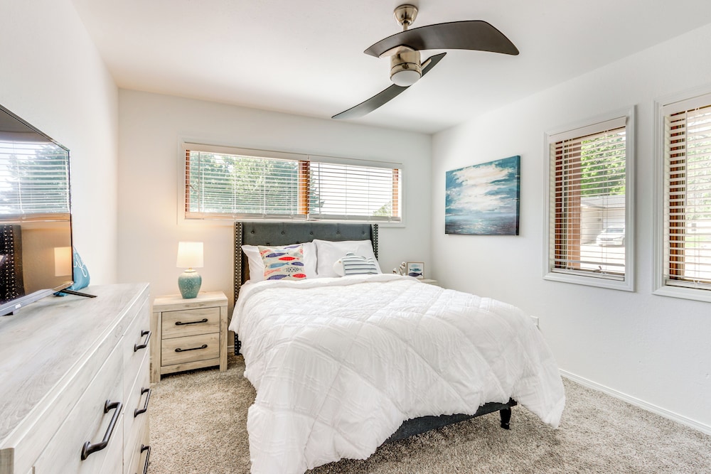 Swim & Boat Docks: Lakefront Gem in Bella Vista!