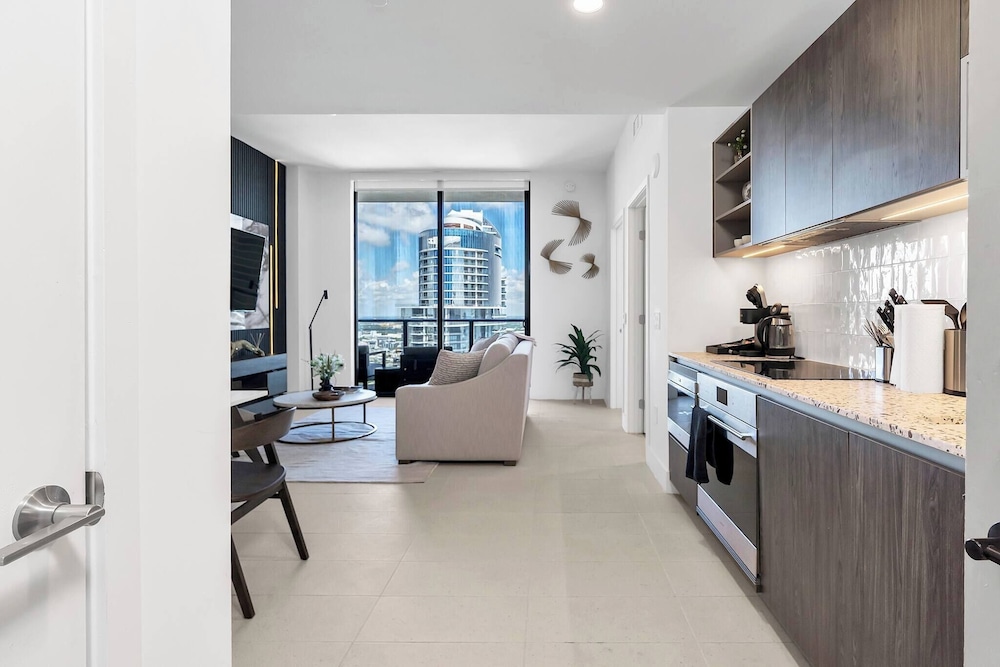 Luxury 1BR Penthouse, Bay & City Views Downtown