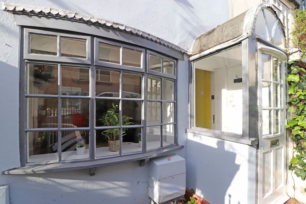 Sunny Cottage | By My Getaways | Free Parking