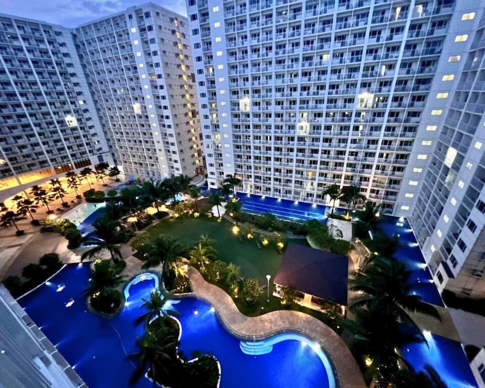 Live Just Steps Away From Mall of Asia