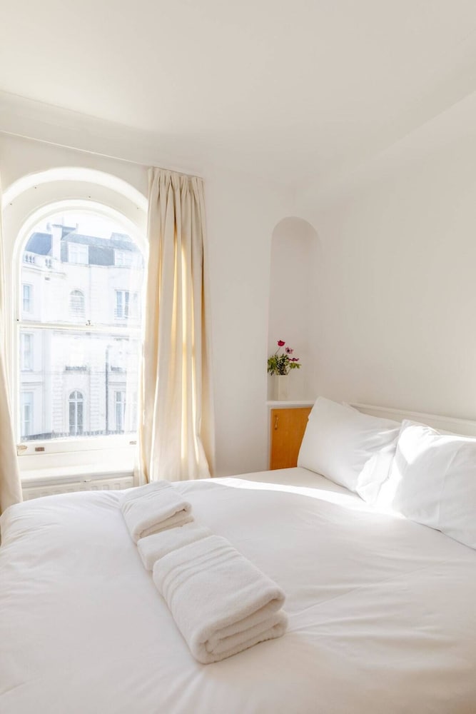 Spacious 1BD Flat 5 Mins to Paddington Station!