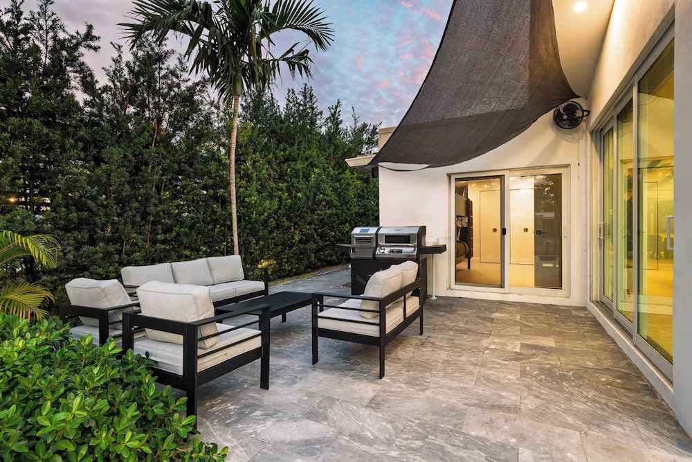 Luxury Waterfront Home w/ Pool, Hot Tub & Dock Near Las Olas Gulfstream