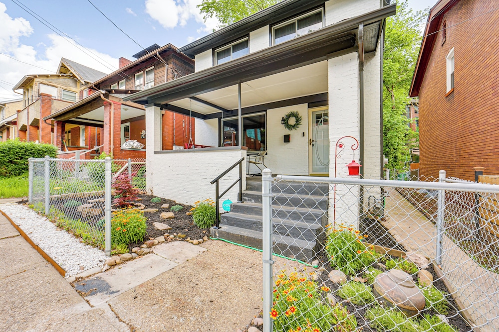 3 Mi to Frick Park: Artsy, Urban Retreat w/ Deck