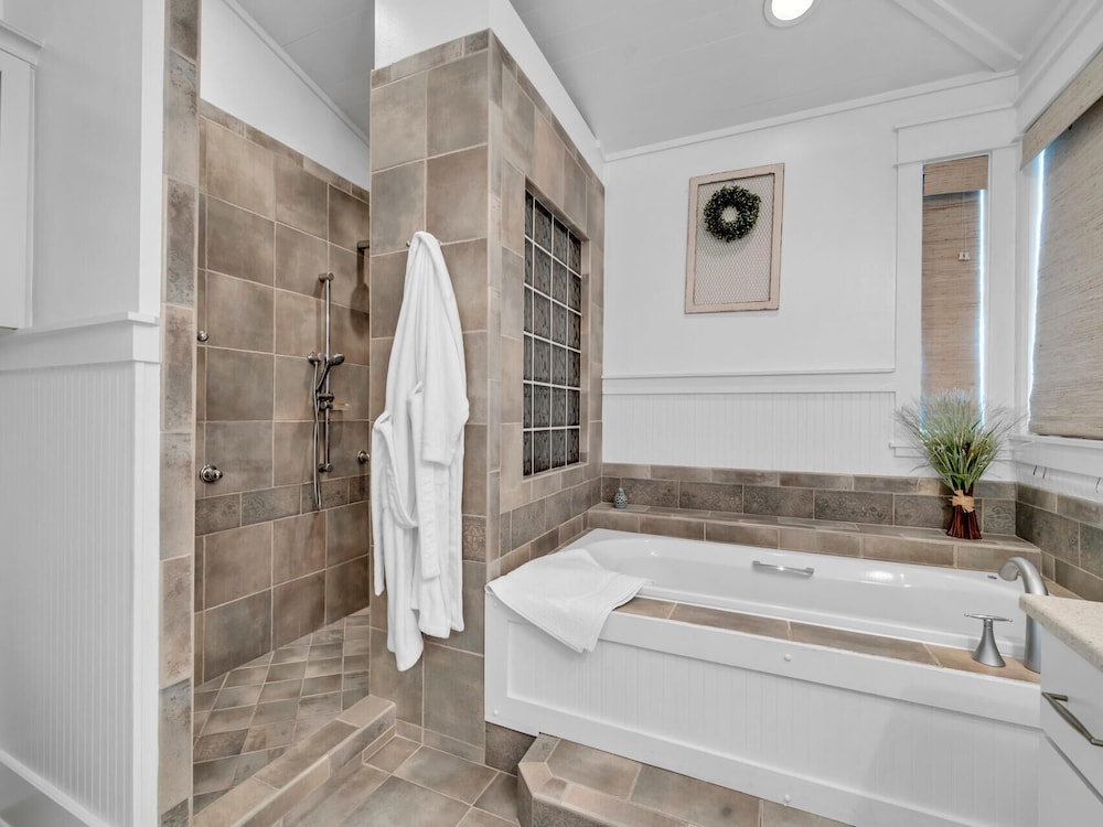 4BR Beachfront Home With Hot tub & Private Beach Access!